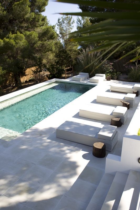 "White Limestone Pool Deck - Stylish Outdoor Surface"